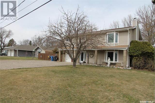 838 Prospect Avenue, House detached with 3 bedrooms, 3 bathrooms and null parking in Oxbow SK | Image 2