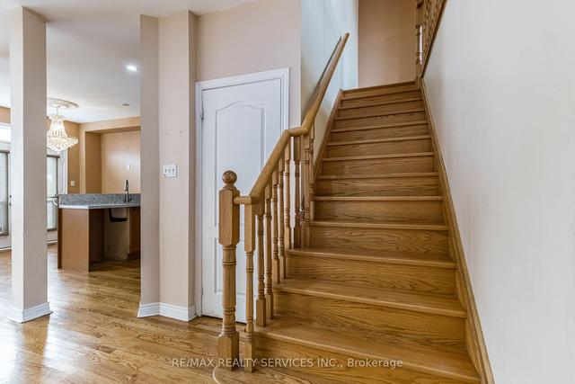 31 Blue Diamond Dr, House detached with 3 bedrooms, 3 bathrooms and 6 parking in Brampton ON | Image 4
