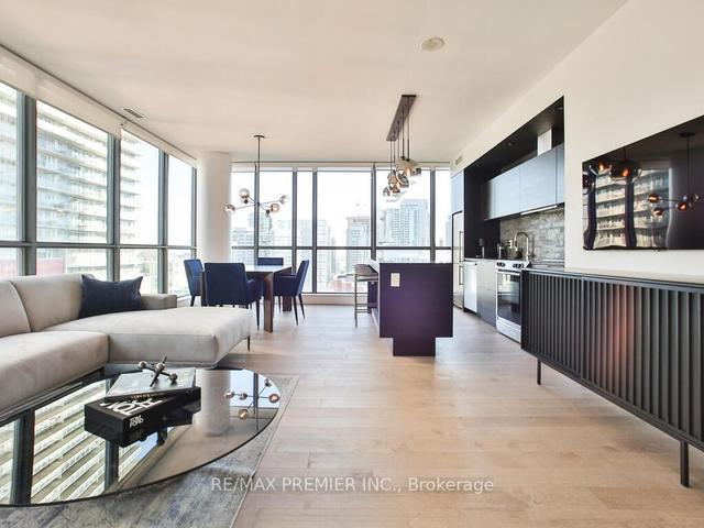 1606 - 8 Charlotte St, Condo with 2 bedrooms, 2 bathrooms and 1 parking in Toronto ON | Image 2