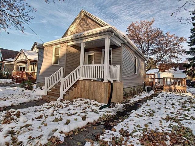 124 Samuel St, House detached with 2 bedrooms, 1 bathrooms and 5 parking in Sarnia ON | Image 1