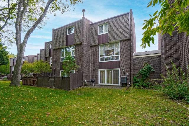 45 Windy Golfway Gfwy, Townhouse with 3 bedrooms, 2 bathrooms and 3 parking in Toronto ON | Image 27
