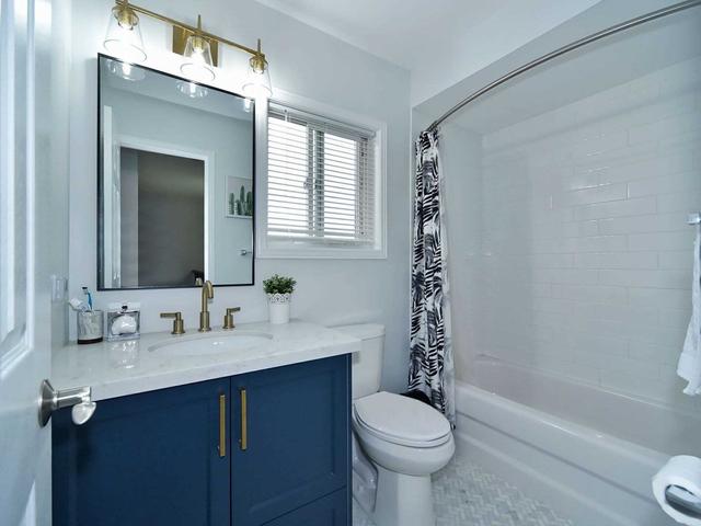 63 Sonoma Blvd, House attached with 2 bedrooms, 3 bathrooms and 2 parking in Vaughan ON | Image 3