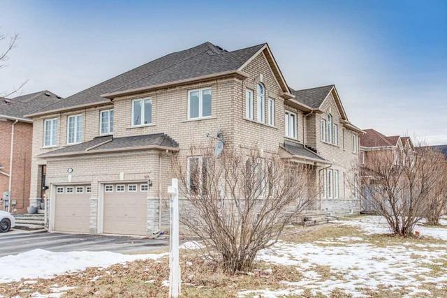 209 Foxfield Cres, House semidetached with 3 bedrooms, 3 bathrooms and 3 parking in Vaughan ON | Image 2
