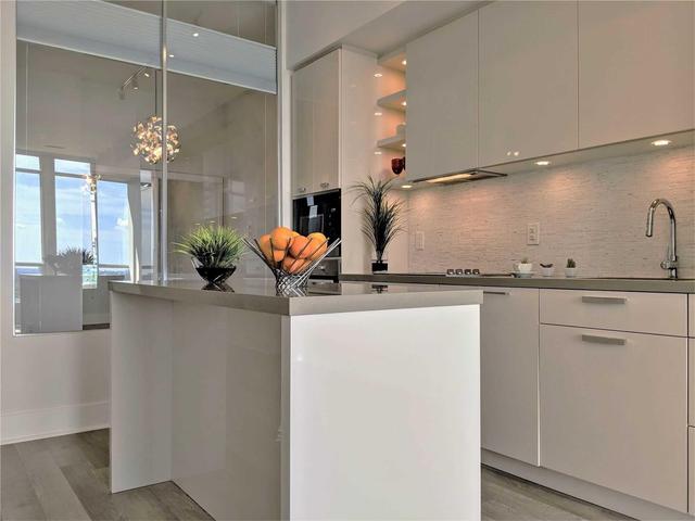 2005 - 32 Davenport Rd, Condo with 2 bedrooms, 2 bathrooms and 1 parking in Toronto ON | Image 4