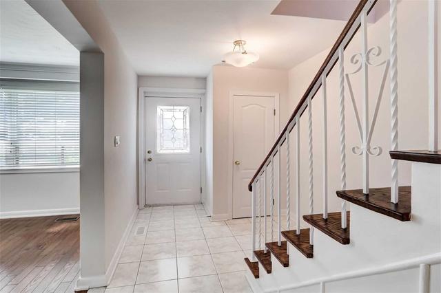 56 Kanarick Cres, House semidetached with 3 bedrooms, 2 bathrooms and 4 parking in Toronto ON | Image 21