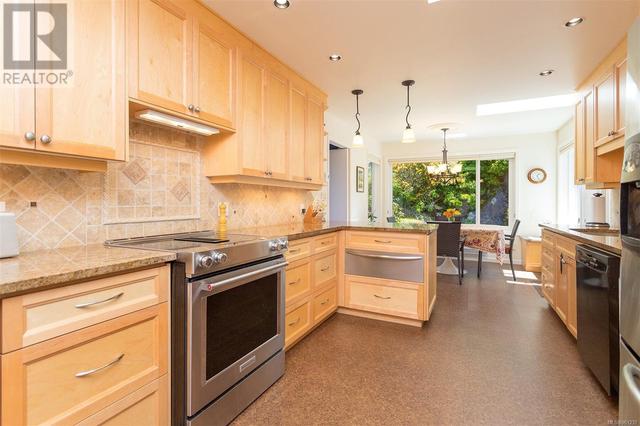 808 - 2829 Arbutus Rd, House attached with 3 bedrooms, 3 bathrooms and 2 parking in Saanich BC | Image 37