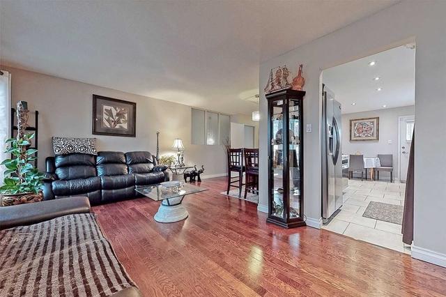 3241 Mccarthy Crt, House semidetached with 3 bedrooms, 3 bathrooms and 6 parking in Mississauga ON | Image 2
