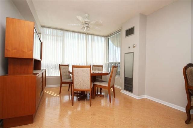 405 - 12 Laurelcrest St, Condo with 2 bedrooms, 1 bathrooms and 1 parking in Brampton ON | Image 7