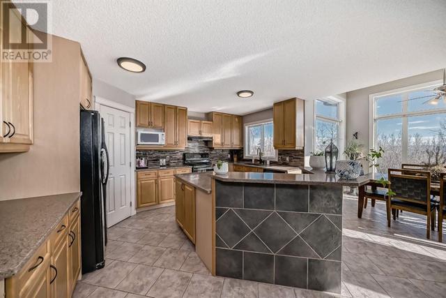 16 Valley Crest Gardens Nw, House detached with 4 bedrooms, 3 bathrooms and 4 parking in Calgary AB | Image 5