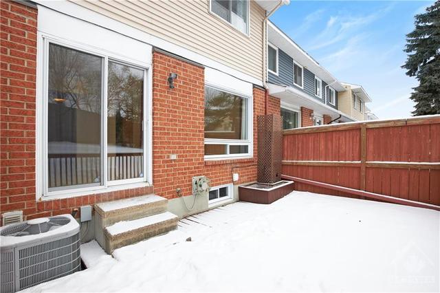 152 Presland Road, Townhouse with 3 bedrooms, 2 bathrooms and 3 parking in Ottawa ON | Image 25
