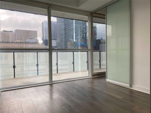 1001 - 15 Grenville St, Condo with 1 bedrooms, 1 bathrooms and 0 parking in Toronto ON | Image 3