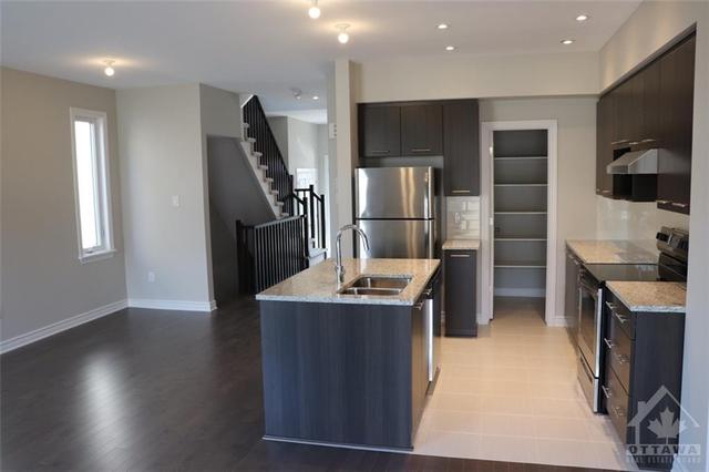 724 Guardian Grove, Townhouse with 3 bedrooms, 3 bathrooms and 2 parking in Ottawa ON | Image 3