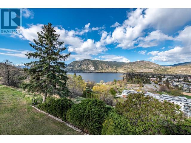 105 Spruce Road, House detached with 4 bedrooms, 3 bathrooms and null parking in Penticton BC | Image 9