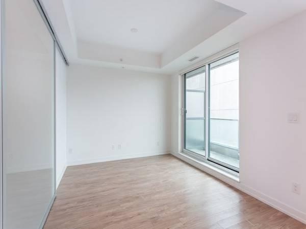 404 - 377 Madison Ave, Condo with 1 bedrooms, 1 bathrooms and 1 parking in Toronto ON | Image 3