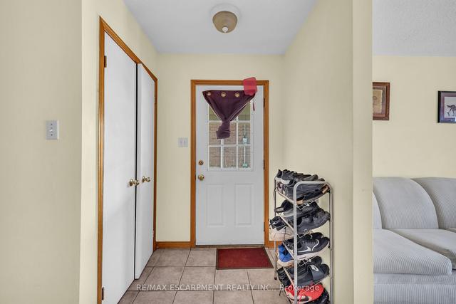 967 Stone Church Rd E, House semidetached with 3 bedrooms, 1 bathrooms and 3 parking in Hamilton ON | Image 2