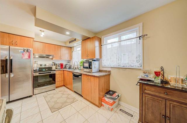 139 Salisbury Circ, House semidetached with 3 bedrooms, 2 bathrooms and 4 parking in Brampton ON | Image 9