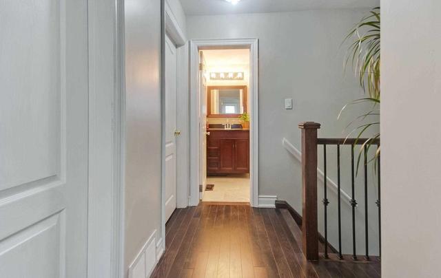 125 Chestnut Cres, House semidetached with 3 bedrooms, 2 bathrooms and 4 parking in Toronto ON | Image 9