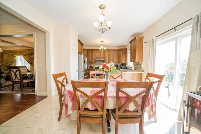 17 Sirius Cres, House detached with 5 bedrooms, 4 bathrooms and 5 parking in Toronto ON | Image 4
