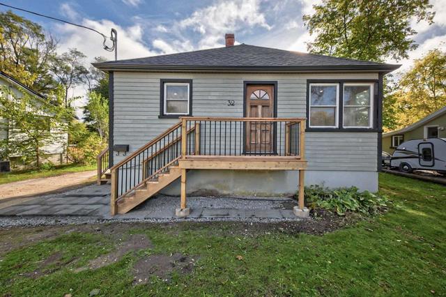 32 Centre St, House detached with 2 bedrooms, 2 bathrooms and 3 parking in Barrie ON | Image 1