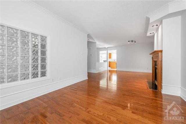 46 Colchester Square, Townhouse with 3 bedrooms, 3 bathrooms and 4 parking in Ottawa ON | Image 8