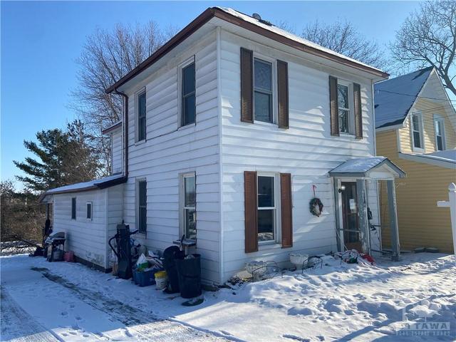 249 Albert Street, House detached with 3 bedrooms, 2 bathrooms and 4 parking in Arnprior ON | Image 1