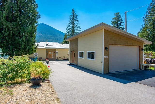 8334 Busk Road, House detached with 2 bedrooms, 2 bathrooms and 10 parking in Central Kootenay E BC | Image 10