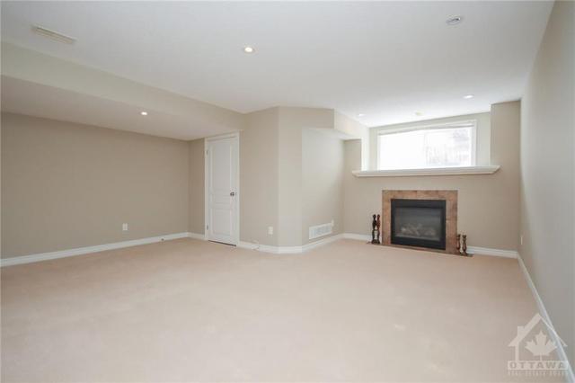 213 Butterfly Walk, Townhouse with 3 bedrooms, 2 bathrooms and 3 parking in Ottawa ON | Image 27