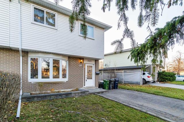 325 Hollyberry Tr, House semidetached with 4 bedrooms, 1 bathrooms and 2 parking in Toronto ON | Image 1