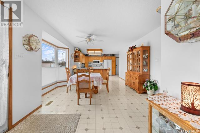 16 Marigold Crescent, Home with 5 bedrooms, 4 bathrooms and null parking in Moose Jaw SK | Image 6