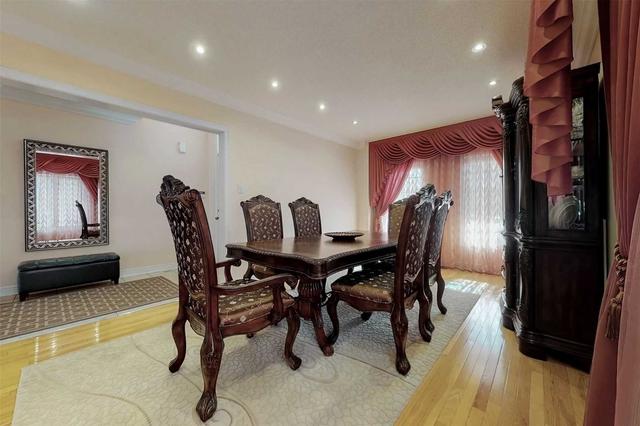 391 Spruce Grove Cres, House detached with 4 bedrooms, 4 bathrooms and 6 parking in Newmarket ON | Image 2