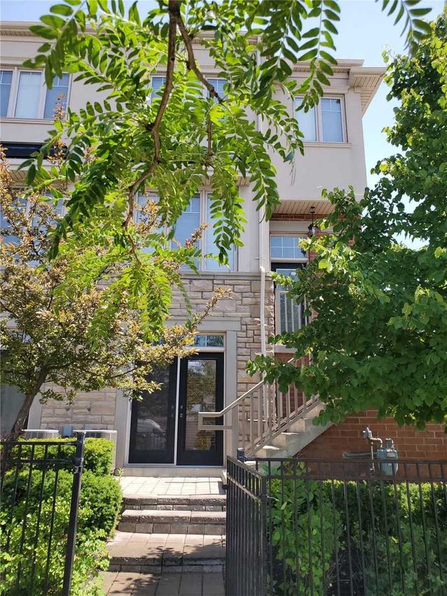 5715 Tenth Line W, Townhouse with 3 bedrooms, 4 bathrooms and 2 parking in Mississauga ON | Card Image