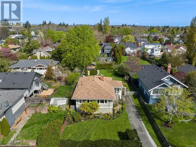 2118 Pentland Rd, House detached with 3 bedrooms, 1 bathrooms and 2 parking in Oak Bay BC | Image 52