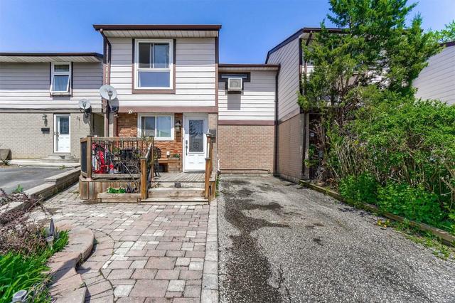 18 Hallcrown Crt, House attached with 3 bedrooms, 2 bathrooms and 2 parking in Brampton ON | Image 1