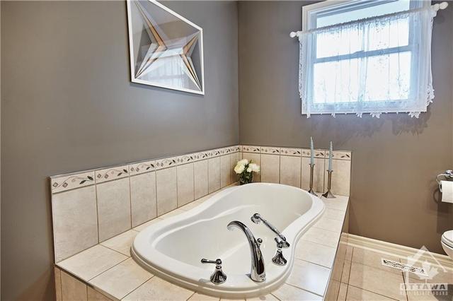 8 Andover Place, House detached with 4 bedrooms, 2 bathrooms and 5 parking in Ottawa ON | Image 17