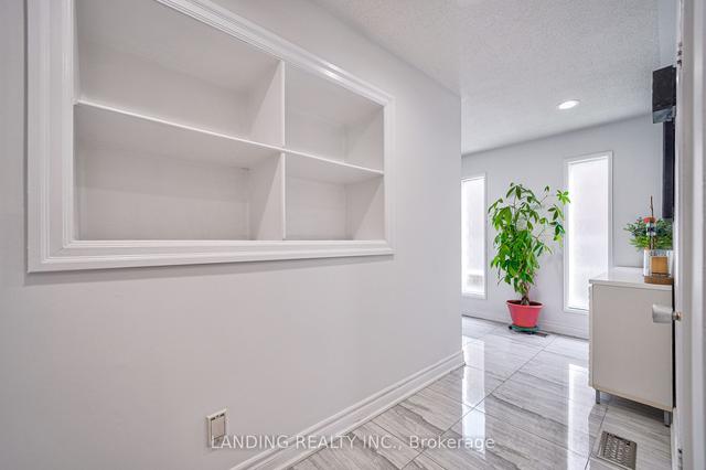 52 Yatesbury Rd, House semidetached with 4 bedrooms, 4 bathrooms and 6 parking in Toronto ON | Image 2