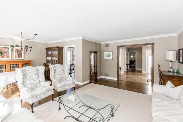 8 Sifton Crt, House detached with 3 bedrooms, 4 bathrooms and 6 parking in Toronto ON | Image 4