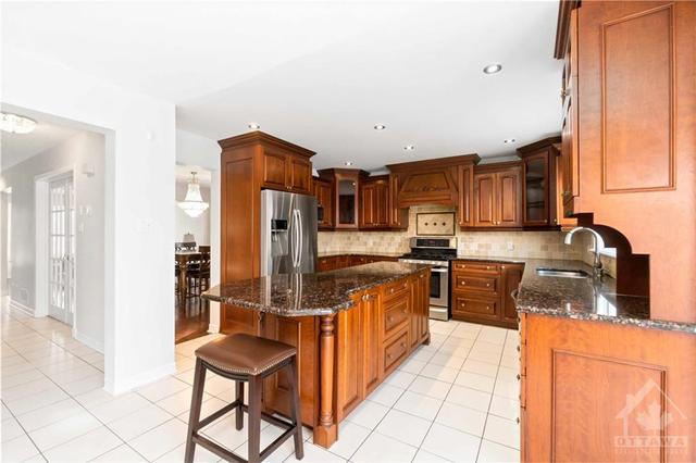 15 Upwood Street, House detached with 4 bedrooms, 4 bathrooms and 6 parking in Ottawa ON | Image 14