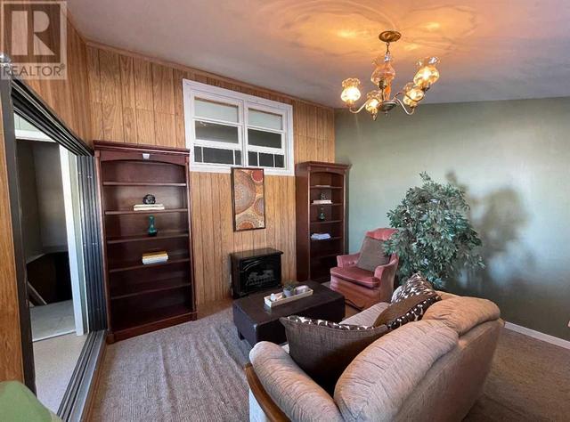 432 49 Avenue E, House detached with 2 bedrooms, 1 bathrooms and 4 parking in Claresholm AB | Image 6