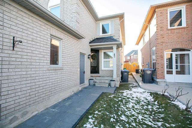48 Mount Fuji Cres, House semidetached with 3 bedrooms, 4 bathrooms and 3 parking in Brampton ON | Image 23