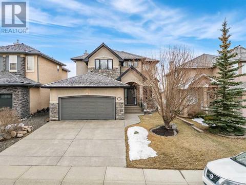 32 Royal Road Nw, House detached with 3 bedrooms, 3 bathrooms and 4 parking in Calgary AB | Card Image
