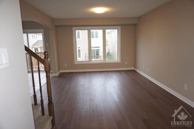 322 Astelia Crescent, Townhouse with 3 bedrooms, 3 bathrooms and 1 parking in Ottawa ON | Image 2