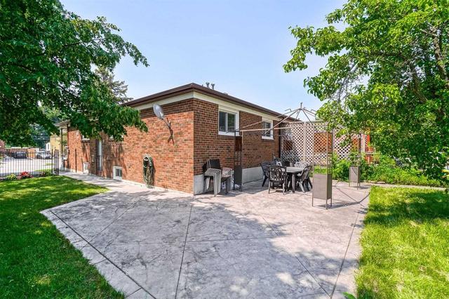 3575 Queenston Dr, House semidetached with 3 bedrooms, 2 bathrooms and 4 parking in Mississauga ON | Image 21