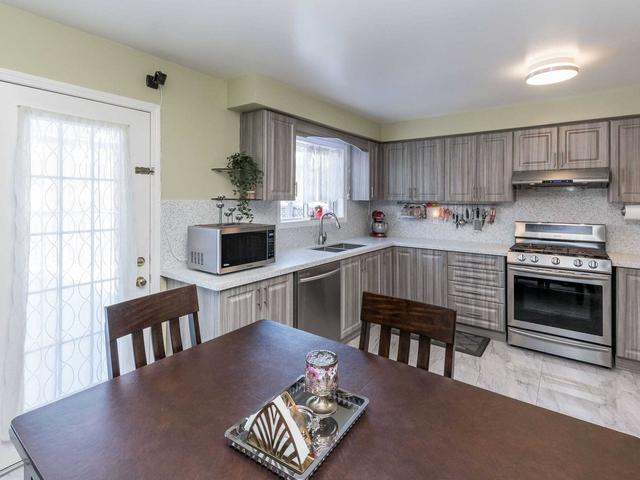 18 Garibaldi Dr, House semidetached with 3 bedrooms, 3 bathrooms and 3 parking in Brampton ON | Image 2
