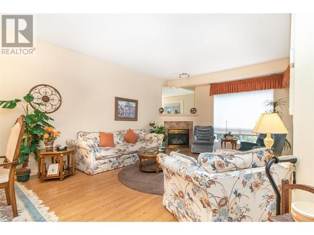 107 - 2300 Benvoulin Road, Condo with 3 bedrooms, 2 bathrooms and 1 parking in Kelowna BC | Image 2