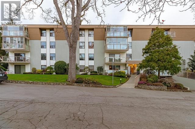 101 - 2125 Oak Bay Ave, Condo with 2 bedrooms, 2 bathrooms and 1 parking in Oak Bay BC | Image 1
