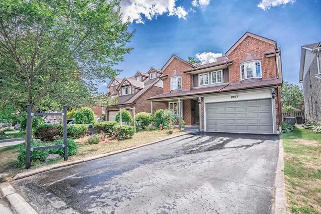 1002 Mountcastle Cres, House detached with 5 bedrooms, 4 bathrooms and 2 parking in Pickering ON | Image 1