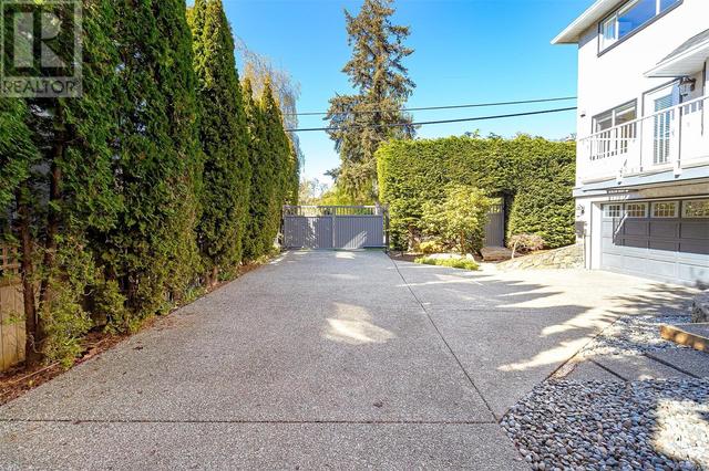 924 Deal St, House detached with 4 bedrooms, 4 bathrooms and 5 parking in Oak Bay BC | Image 67