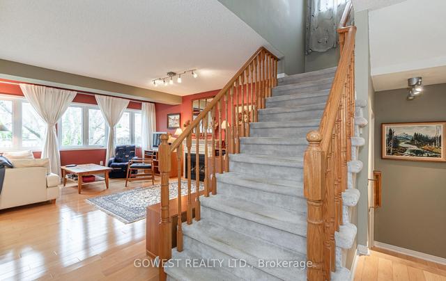 2405 Nichols Dr, House detached with 3 bedrooms, 3 bathrooms and 4 parking in Oakville ON | Image 2