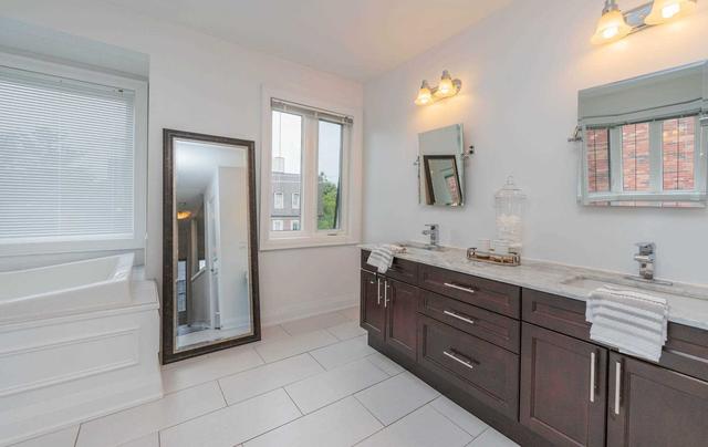 2260 Gerrard St E, Townhouse with 3 bedrooms, 3 bathrooms and 2 parking in Toronto ON | Image 26