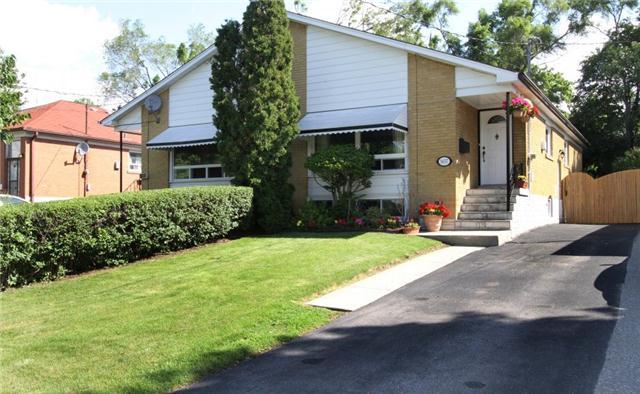 3657 Anniversary Rd, House semidetached with 3 bedrooms, 2 bathrooms and 4 parking in Mississauga ON | Image 1